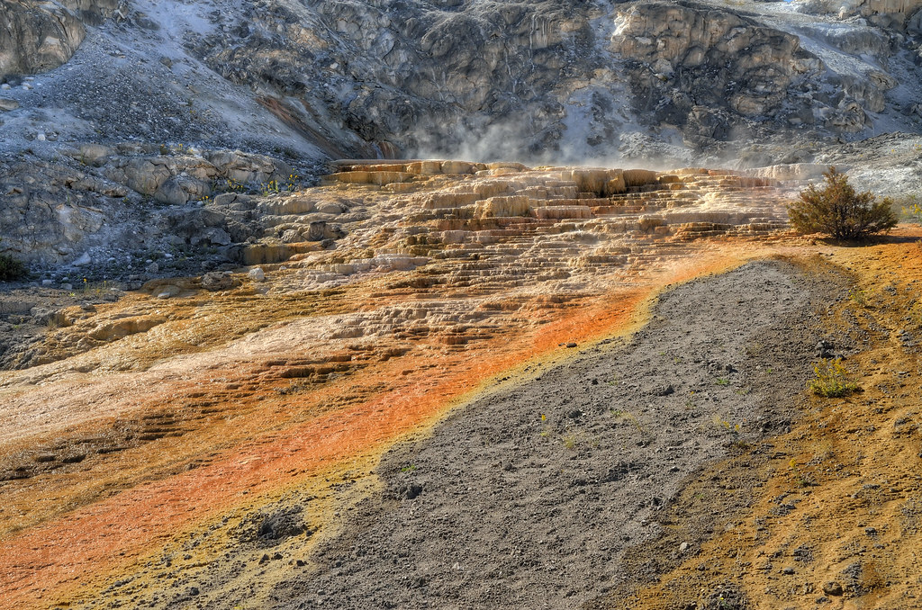 Colorful terraces in Mammoth Hot Springs, Yellowstone / 黃石公園內的彩色梯田