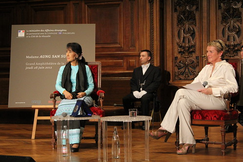 Aung San Suu Kyi rencontre des étudiants en Sorbonne