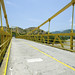 Il ponte moderno che passa sul Rio Cauca
