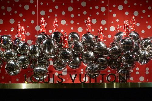 Yayoi Kusama chez Louis Vuitton au Printemps - Paris, septebre 2012