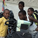 Un gruppo di ragazzini afro-ecuatoriani curiosi