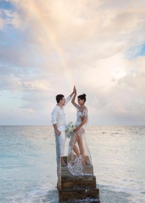 Di Ferrero se casa com Isabeli Fontana em praia das Maldivas