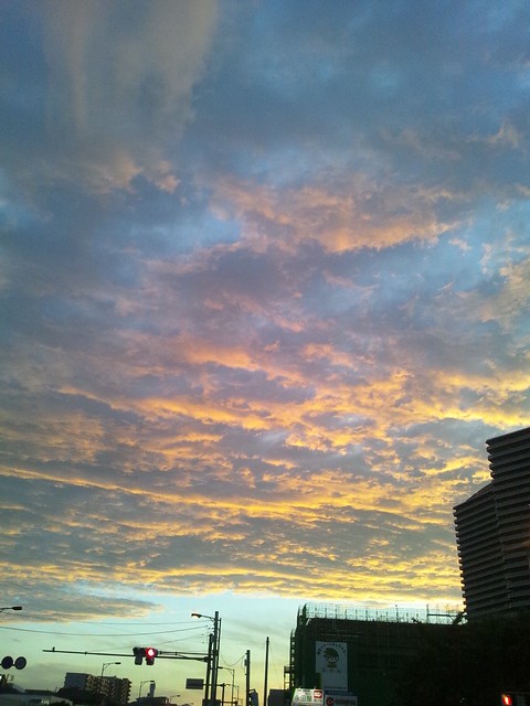 夕焼けに染まる雲の写真