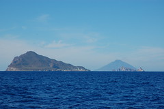 8 Isla Panarea al norte, los islotes y detrás el Estrómboli