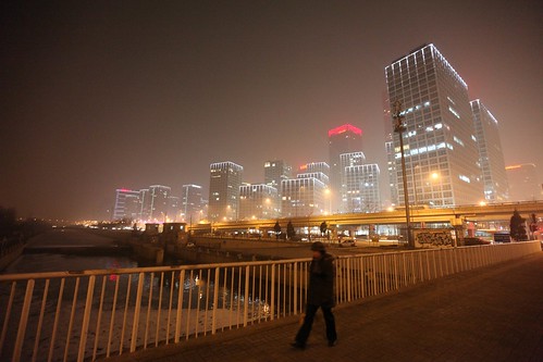 脏的很漂亮的北京CBD。上有雾霾，下有泛着白泡的河水。