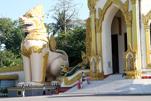 Shwedagon Pagoda west entrance ©  Jason Eppink
