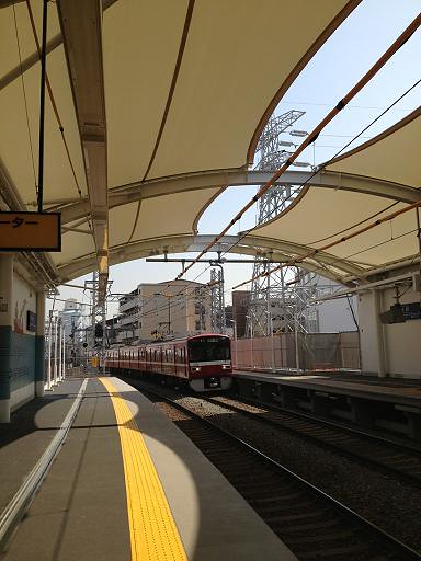 赤い列車が入ってくる所の、港町駅構内。