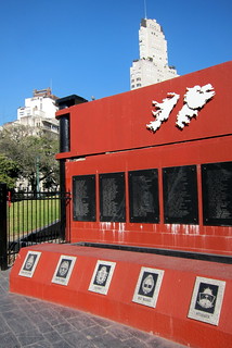 Buenos Aires - Retiro: Plaza San Martín - Monumento a los caídos en Malvinas