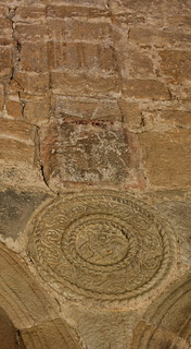 Santa María del Naranco-medallón y placa terraza oeste