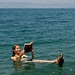 Flutuando nas águas salinas do Mar Morto...