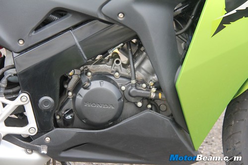 2012-Honda-CBR150R-16
