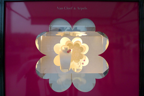 Vitrines Van Cleef & Arpels par Mademoiselle Scarlett et Stéphanie Moisan- Paris, septembre 2012