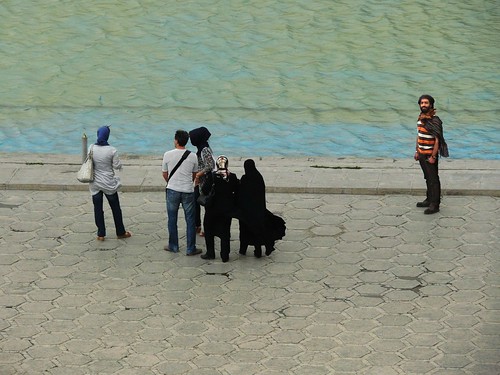 Isfahan: Pool at Nagsh-e-Jahan Square