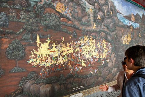 our guide explains the Ramakien mural ©  Jason Eppink