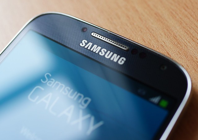 Samsung Galaxy S4 - gap with dust