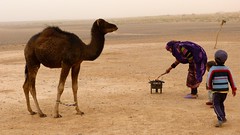 Familia nómada en el desierto de Marruecos • <a style="font-size:0.8em;" href="http://www.flickr.com/photos/92957341@N07/8458829528/" target="_blank">View on Flickr</a>
