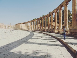 The Tourist  #الاردن #shareyourjordan #gojordan #livelovejordan #jerash #ruins #roman #decapolis #eastpompeii #city #jordan #jordania #middleeast #square #tourist #picoftheday #travelgram #travel #jordanian #monument #landscape #empire #shadows
