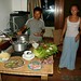 Kinh e Jennifer preparam um jantar asiático