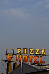 Etaples - pizza neon sign