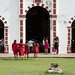 Donne vestite di rosso vanno alla funzione in San Sebastian de Buenavista