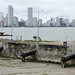 Cannoni che puntano sul mare con i grattacieli di Bocagrande sullo sfondo