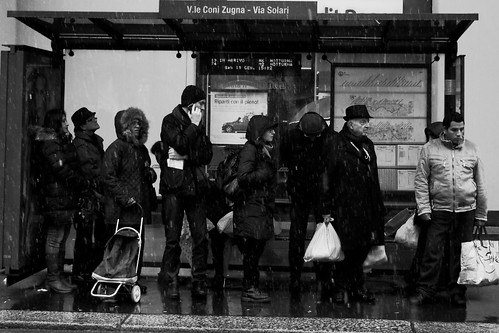 Alla fermata del tram ©  specchio.nero