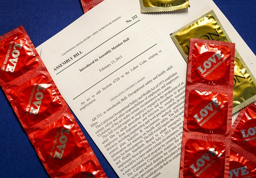 Пресс-конференция AHF/REP в Айседор Холле по закону о презервативах