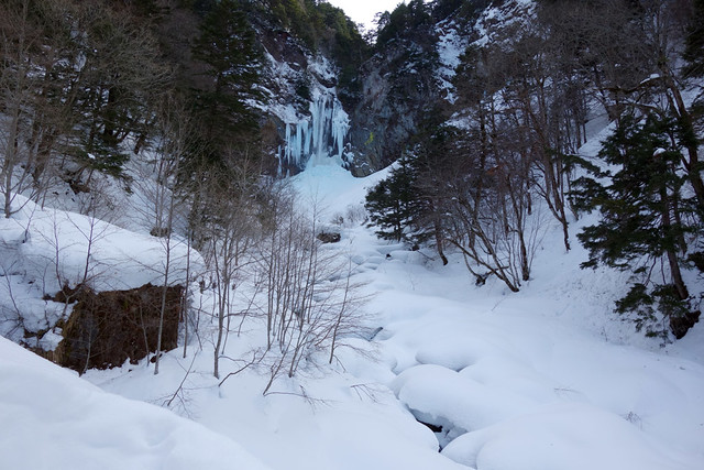 ほぼ凍結している平湯大滝