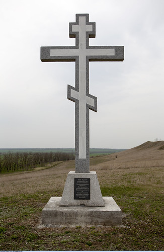 Памятный каменный крест ©  Nickolas Titkov