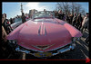 Une Cadillac Coupé Deville rose à la Parade