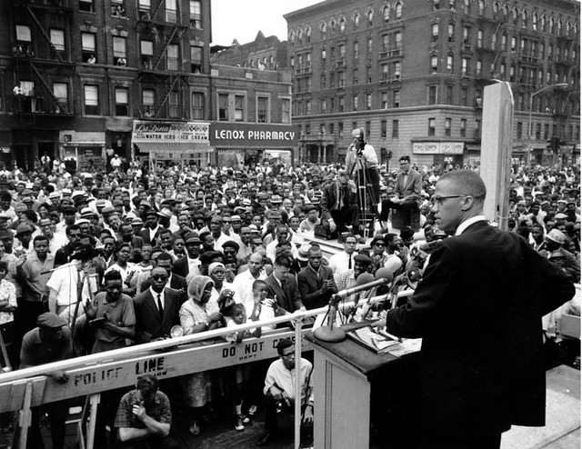 Un discurso de MALCOLM X en Harlem. El día del asesinato, el líder negro estaba a punto de subir al palco. Unos días, había escapado junto con su familia de un atentado con dinamita.