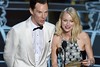 Atores Benedict Cumberbatch e Naomi Watts durante premiação