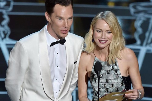 Atores Benedict Cumberbatch e Naomi Watts durante premiação