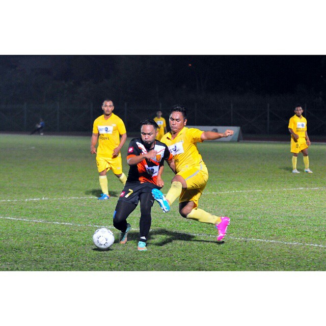 Setia Perdana FCs defender (yellow) challenged for the ball against Kota Rangers in the DST PREMIER LEAGUE organized by NFABD at the Berakas Sports Complex on Saturday evening. - Khairil Hassan/BB #Brunei #Football #Soccer #Sports #PhotoJournalist #Sport
