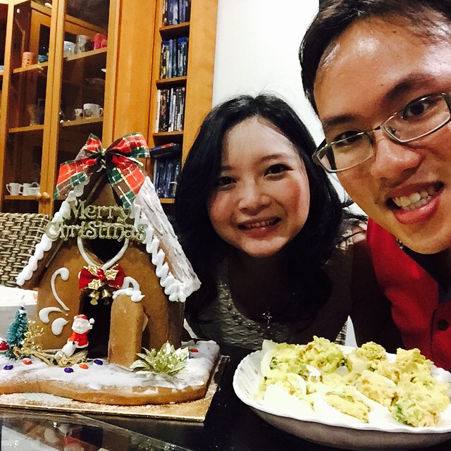 Wishing everyone a Merry Christmas with truffle eggs and a gingerbread house by @estherwaiyy :)