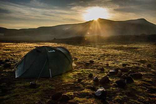 Tent in the morning sun ©  kuhnmi