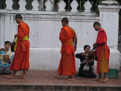 Offrandes aux moines <a style="margin-left:10px; font-size:0.8em;" href="http://www.flickr.com/photos/83080376@N03/15712310260/" target="_blank">@flickr</a>