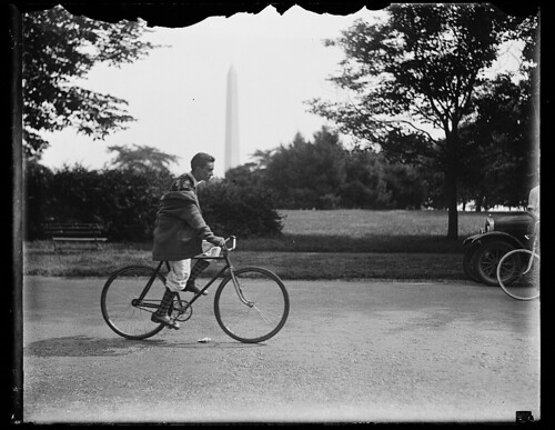 Bicycle rider;Washington Monument in background, Washington, D.C. ©  Michael Neubert