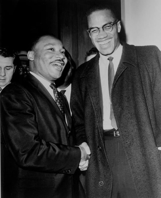 Apretón de manos entre los dos líderes de los negros de Estados Unidos, MALCOLM X y Martin Luther King. También King fue asesinado, en 1968.