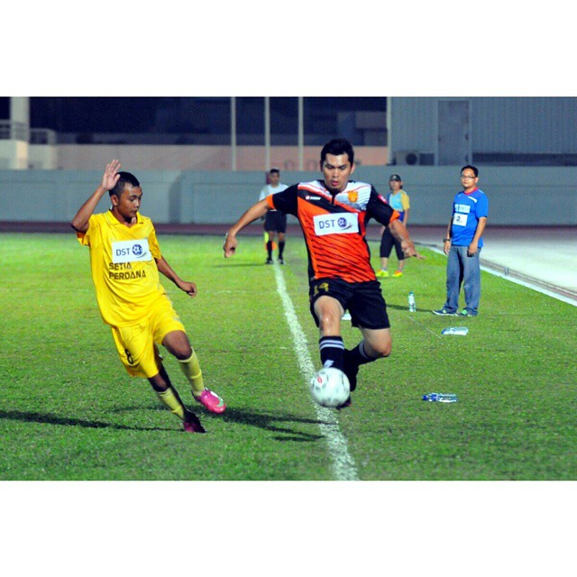 Kota Rangers player (black) storms with the ball against Setia Perdana FC (yellow) in the DST Premier League organized by NFABD at the Berakas Sports Complex on Saturday evening. - Khairil Hassan/BB #Brunei #Football #Soccer #Sports #PhotoJournalist #Spo