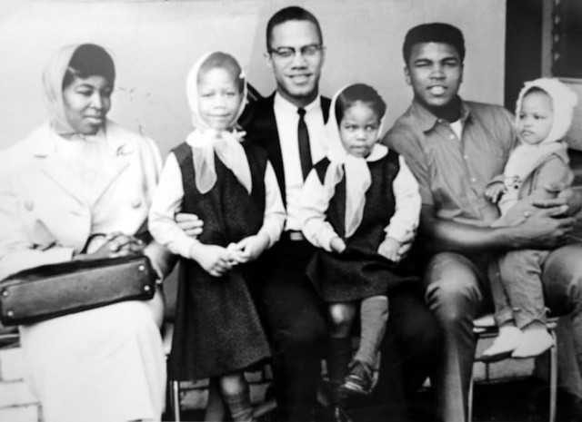 Malcolm X y su esposa Betty, tres de sus hijas y el campeón de boxeo Muhammad Ali, quien también se convirtió al Islam.