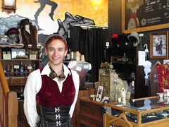 Dans une boutique steampunk à Christchurch <a style="margin-left:10px; font-size:0.8em;" href="http://www.flickr.com/photos/83080376@N03/16549093828/" target="_blank">@flickr</a>