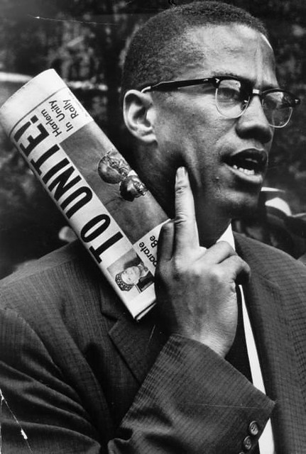 Malcolm X sosteniendo el periódico del movimiento que fundó para la defensa de los derechos humanos.