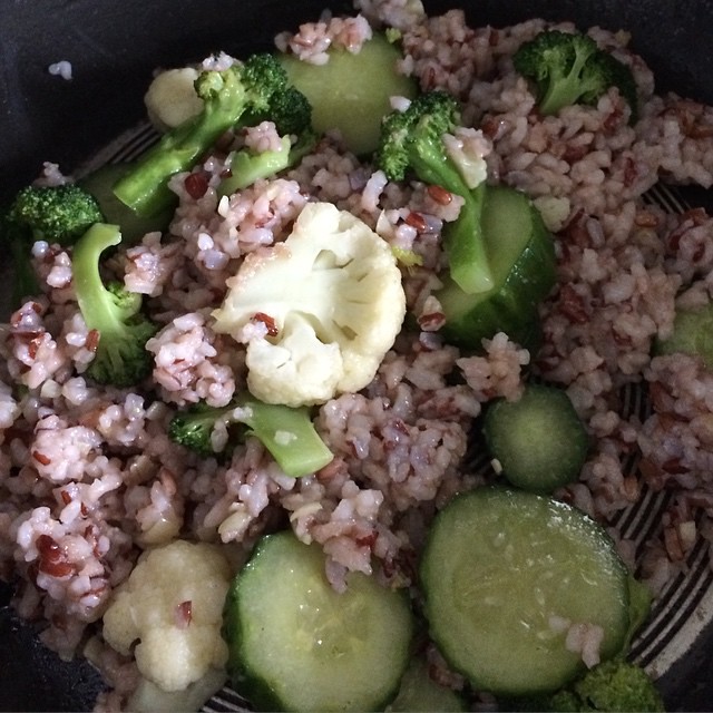 Lunch for today. Fried Rice with #CUCUMBER #Cauliflower #Broccoli in olive oil. Buenas tardes Amigos! 😊