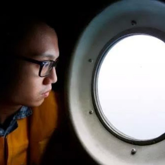 AIRASIA PLANE #QZ8501 :  PILOT DESCRIBES SEEING VICTIM HOLDING HANDS IN WATER