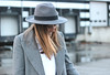 Street-style-grey-fedora-hat-trend
