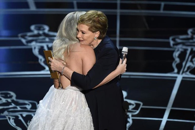 Julie Andrews abraça Lady Gaga após a cantora interpretar o tema de A Noviça Rebelde