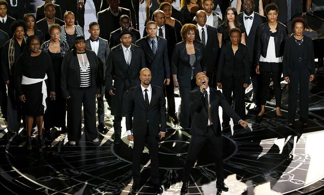 Common, à esquerda, e John Legend cantam Glory, música de SELMA que levou o prêmio de melhor canção original