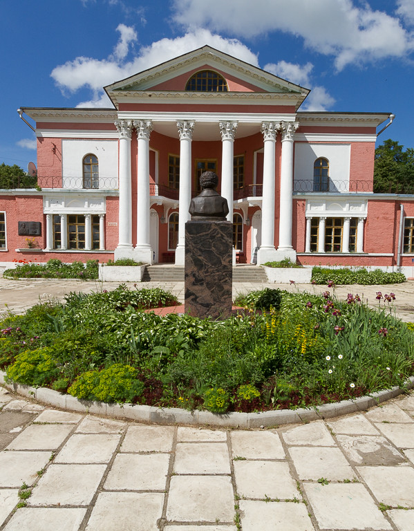 :  / Pushkin monument
