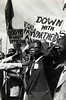 Malcolm X participa en una manifestación contra el Apartheid en Sudáfrica